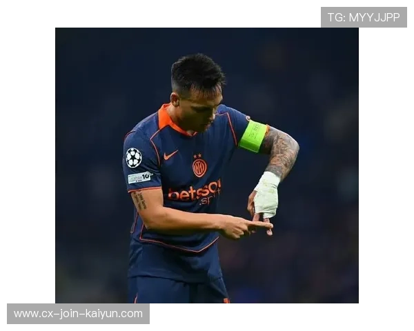 前锋接长传单刀冷静推射稳稳命中，足球场上的绝妙时刻