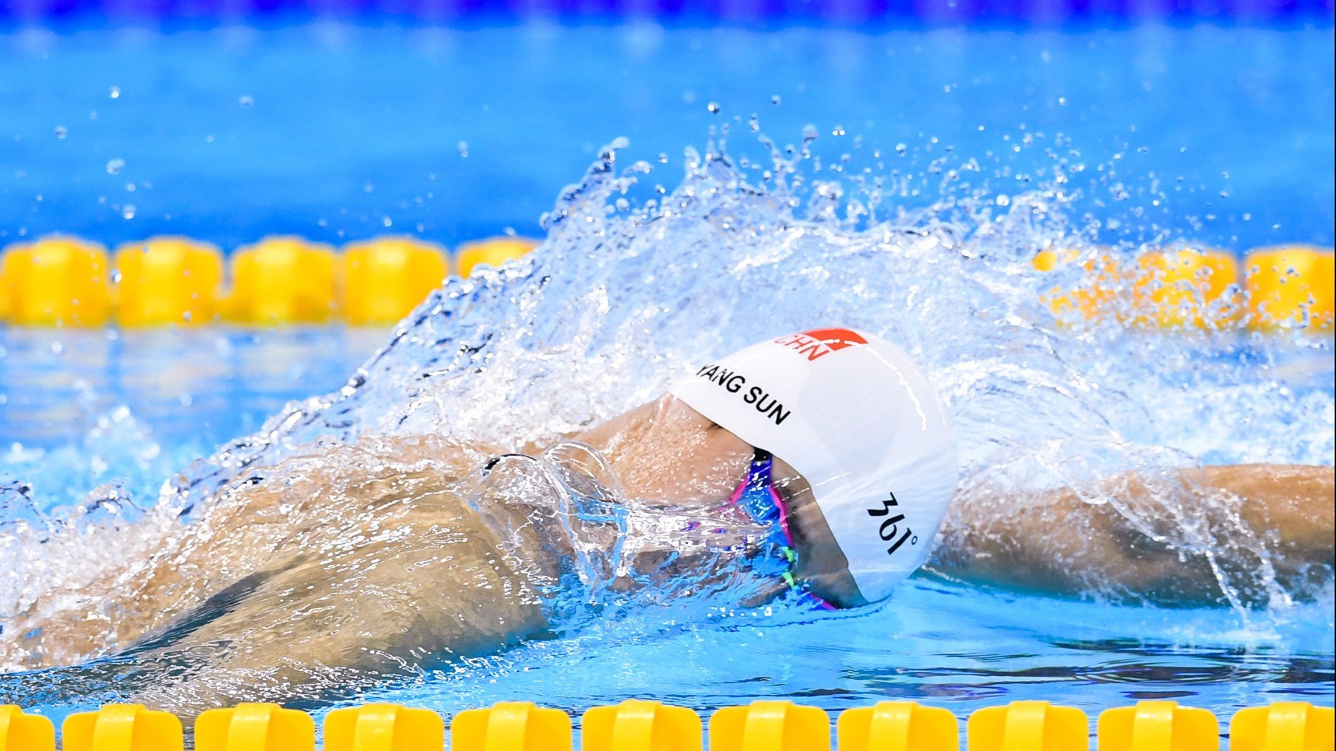 马拉松冠军冲线瞬间刷屏